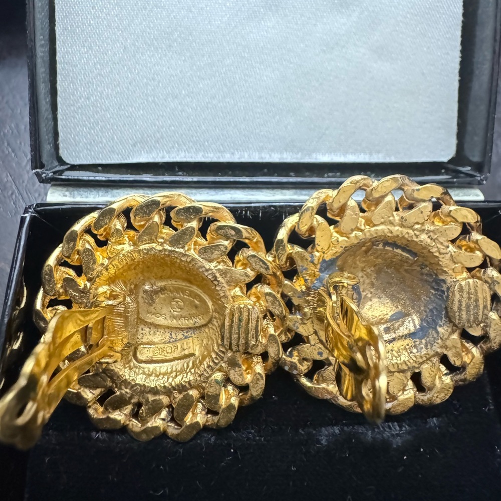 24K gold plated CHANEL vintage clip on earrings in box. - Picture 3 of 3